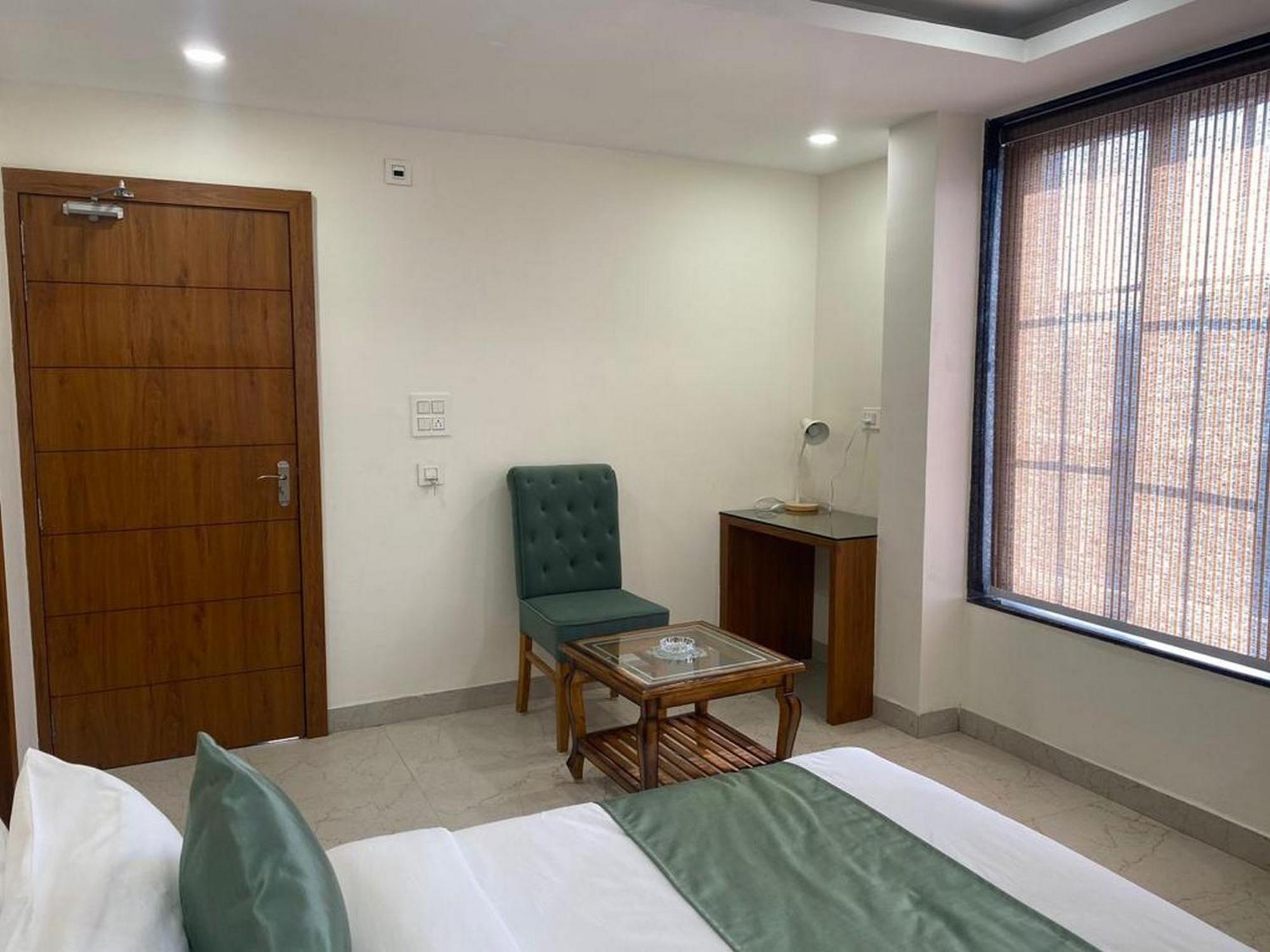 Hotel Eleven Heights Bhopal Exteriör bild