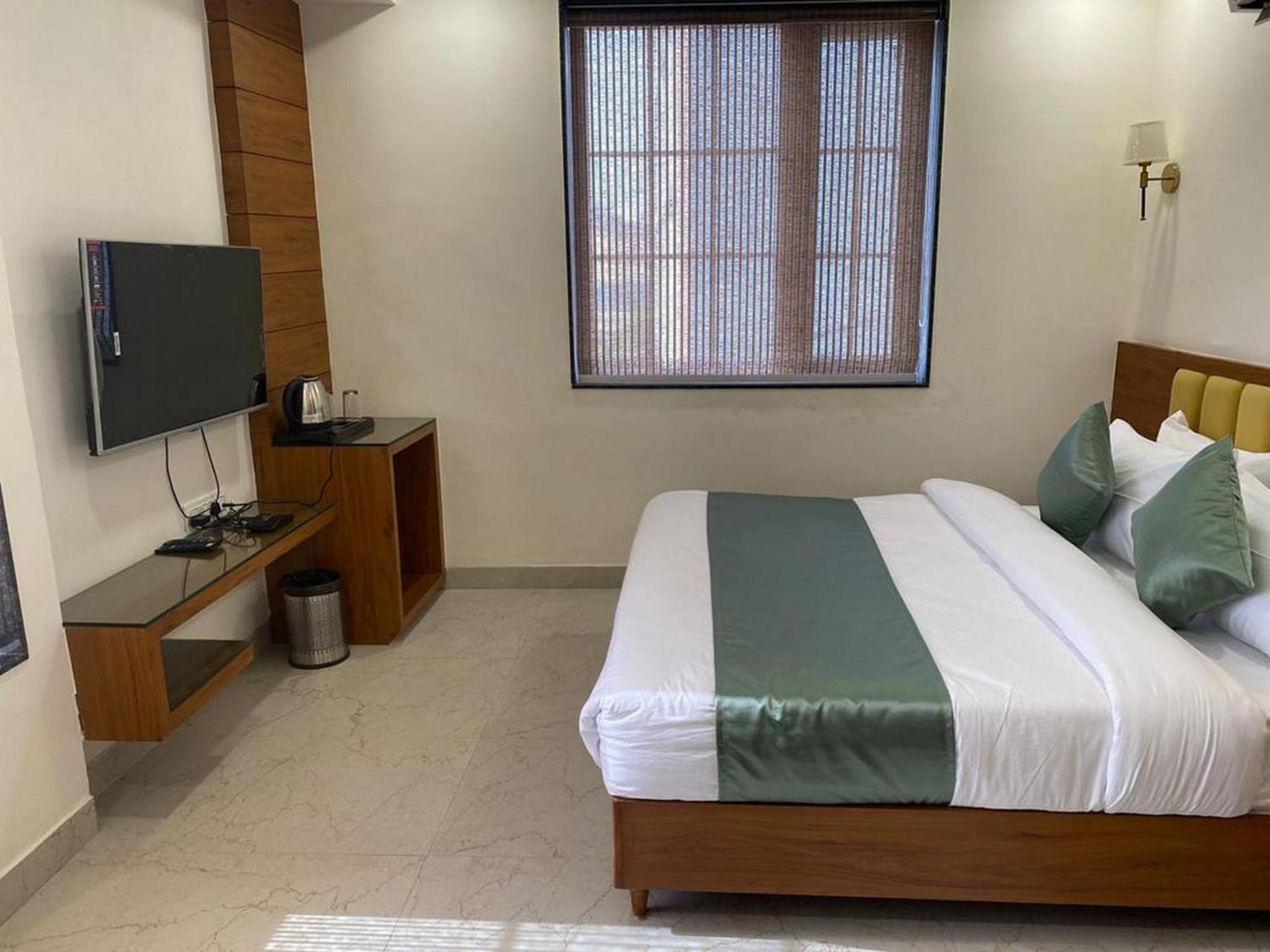 Hotel Eleven Heights Bhopal Exteriör bild
