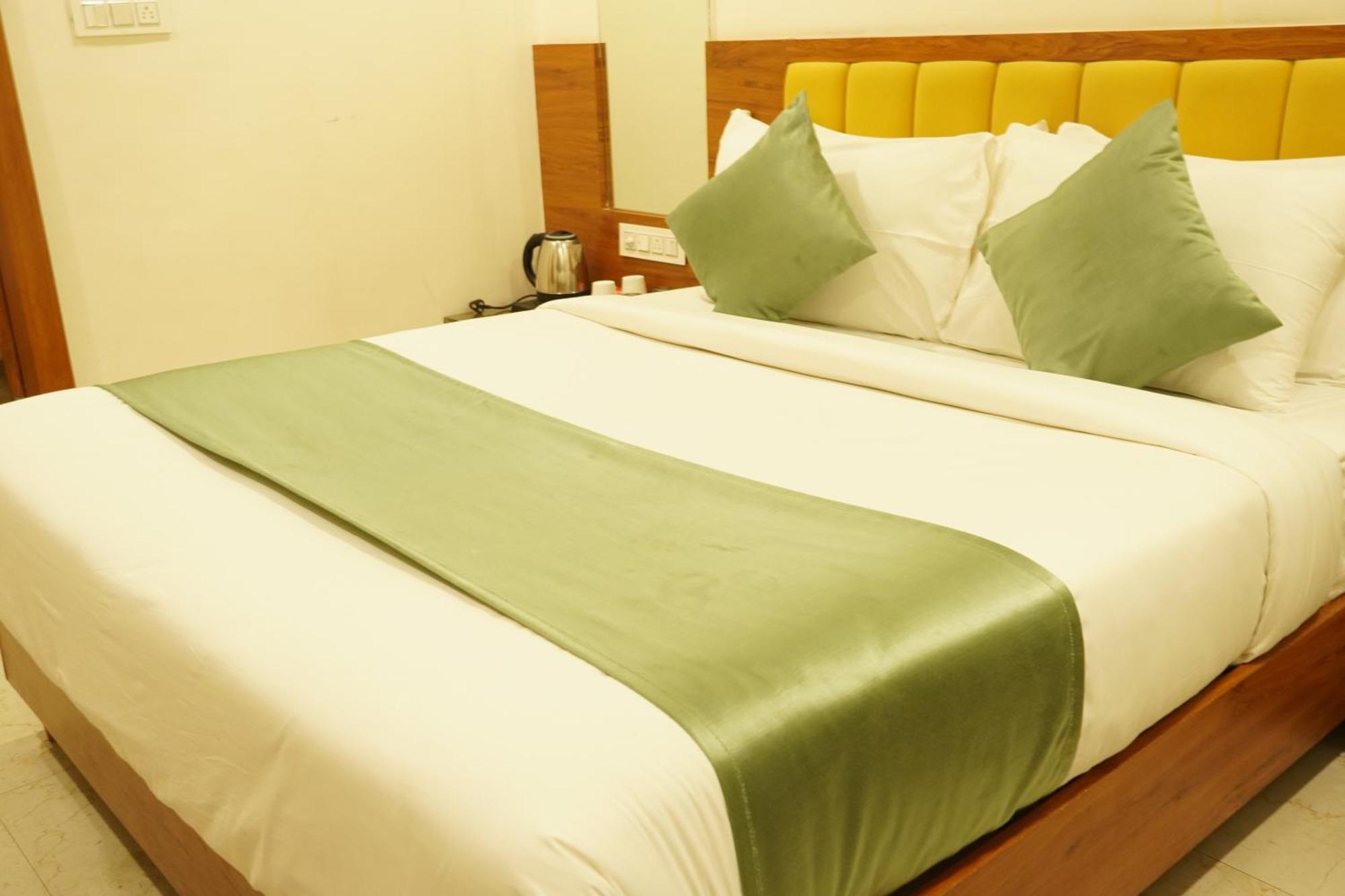 Hotel Eleven Heights Bhopal Exteriör bild