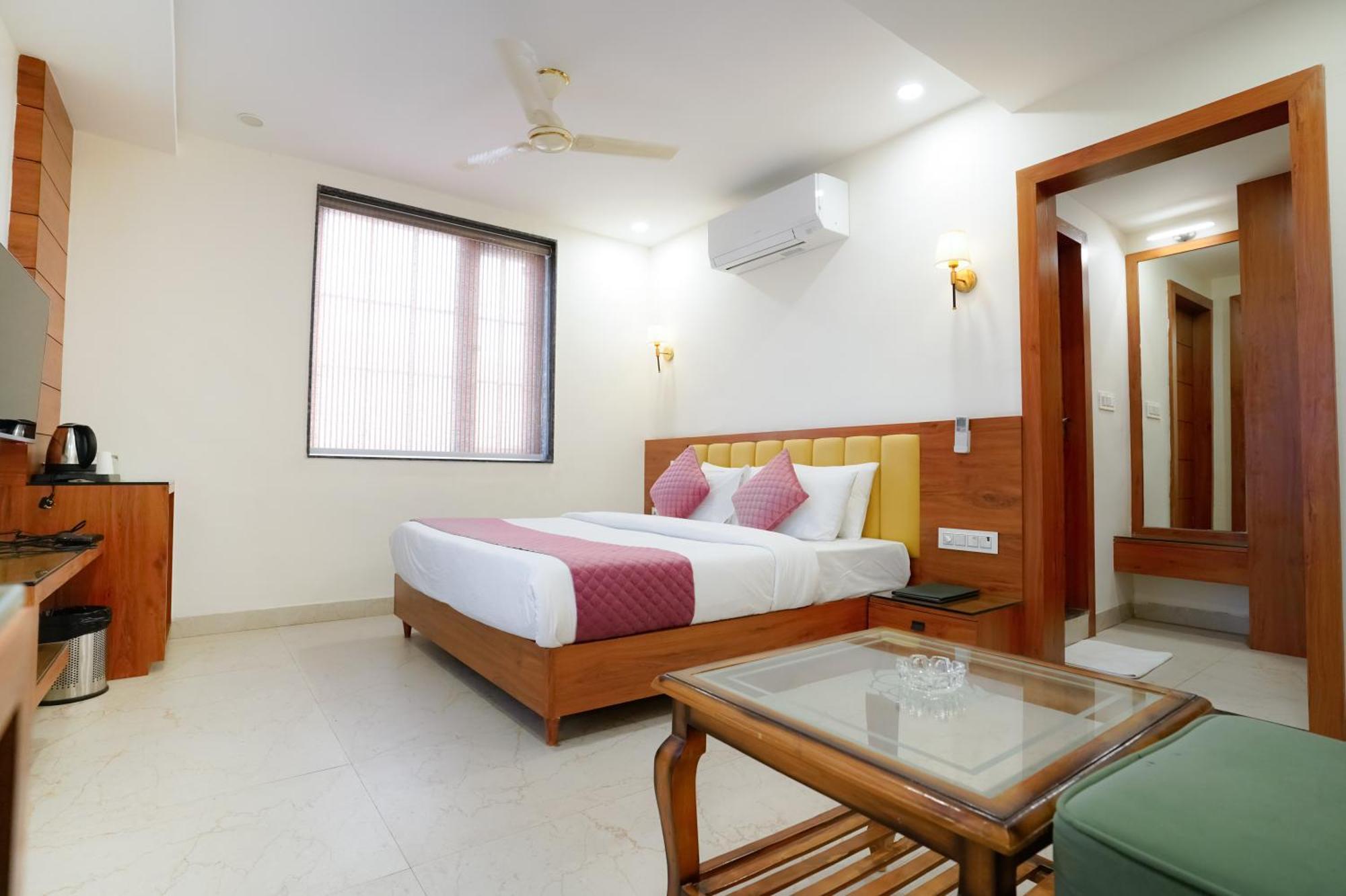 Hotel Eleven Heights Bhopal Exteriör bild