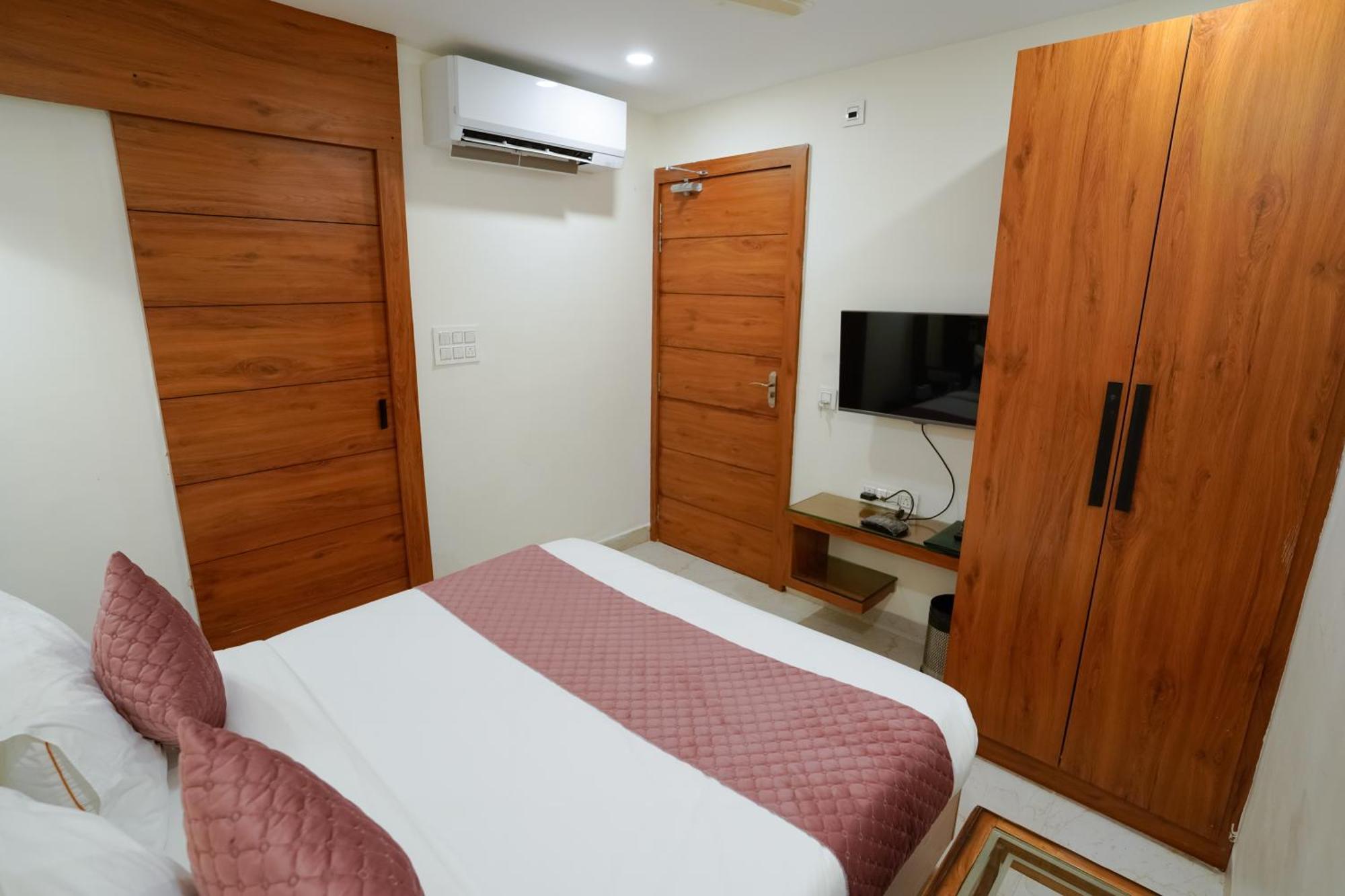 Hotel Eleven Heights Bhopal Exteriör bild