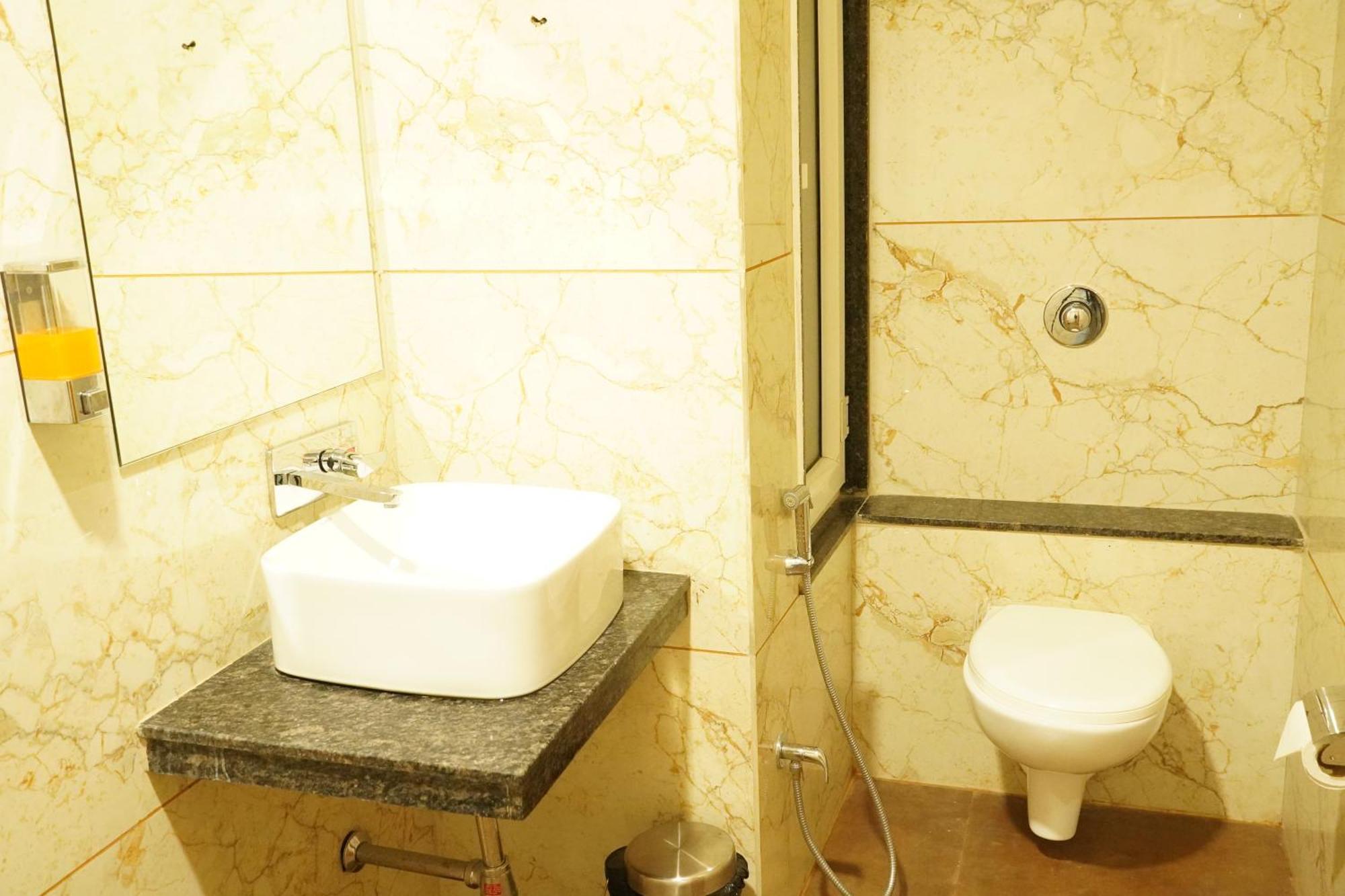 Hotel Eleven Heights Bhopal Exteriör bild