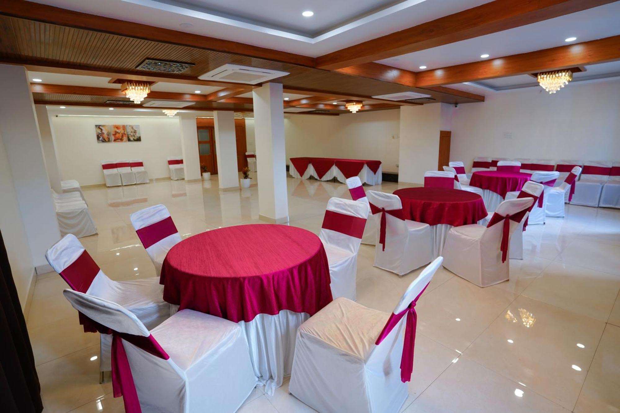 Hotel Eleven Heights Bhopal Exteriör bild