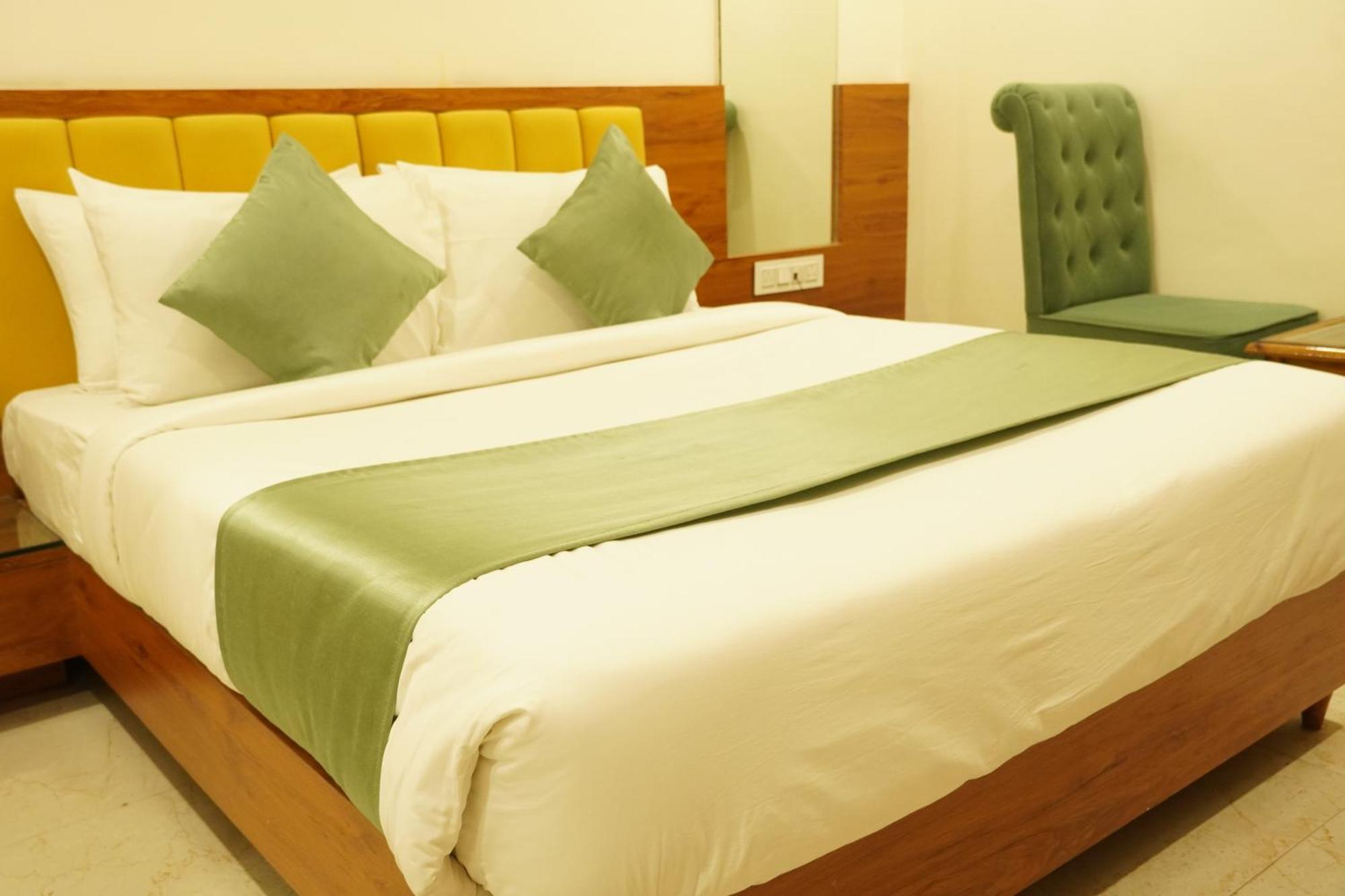 Hotel Eleven Heights Bhopal Exteriör bild