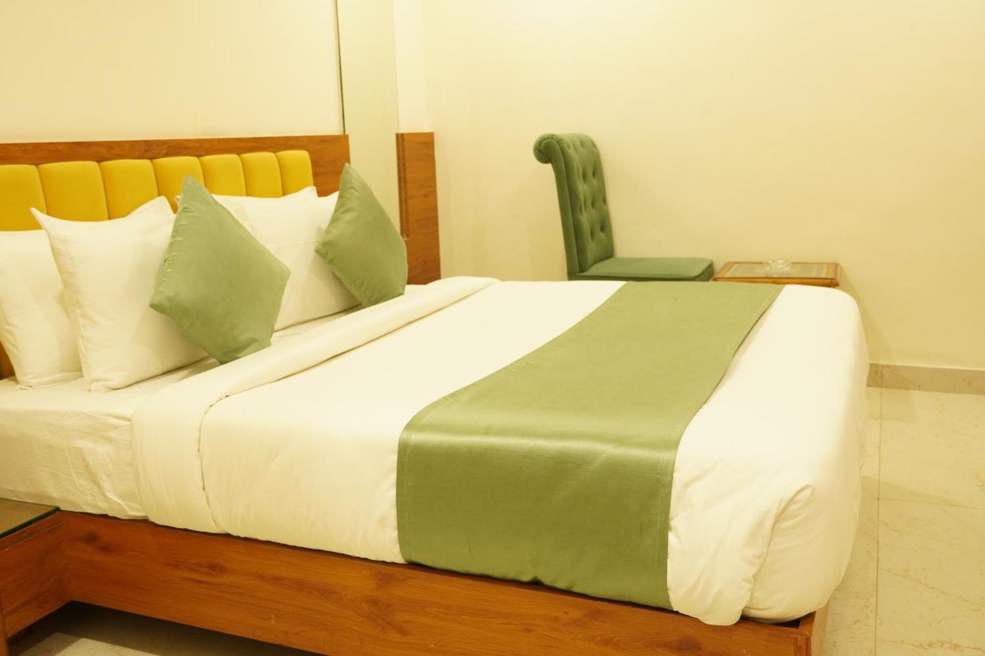 Hotel Eleven Heights Bhopal Exteriör bild
