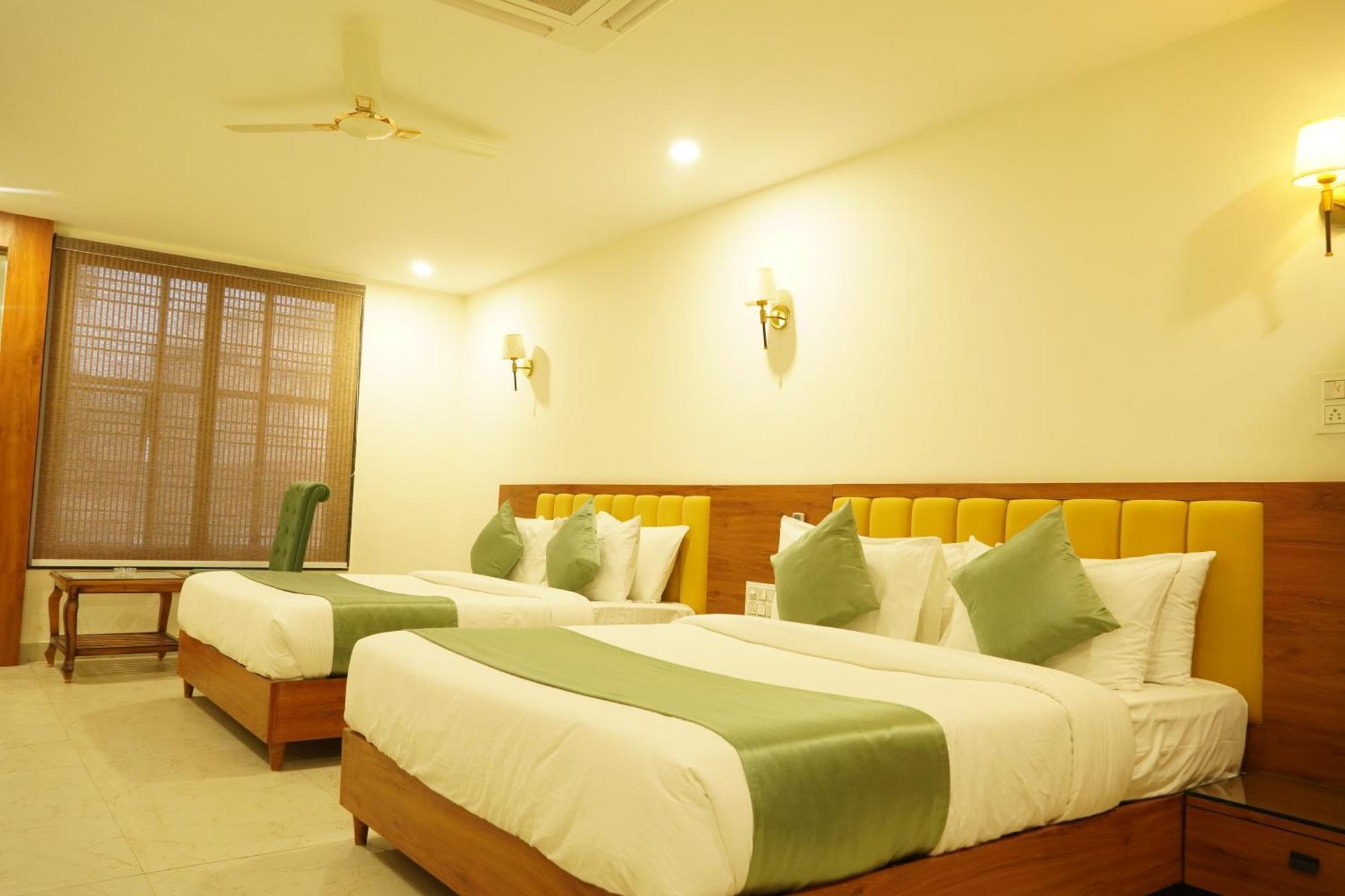 Hotel Eleven Heights Bhopal Exteriör bild