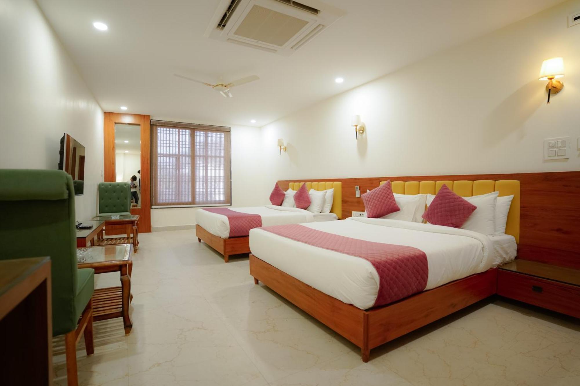 Hotel Eleven Heights Bhopal Exteriör bild
