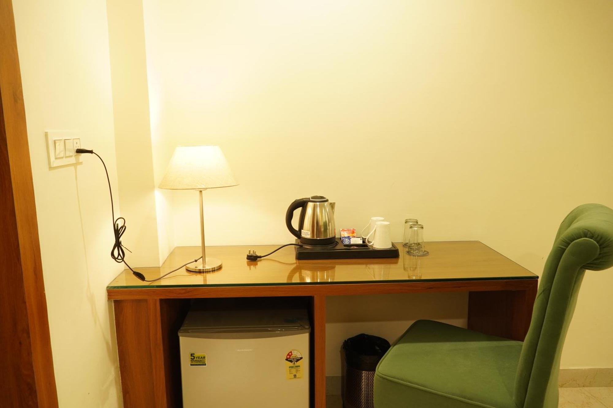Hotel Eleven Heights Bhopal Exteriör bild