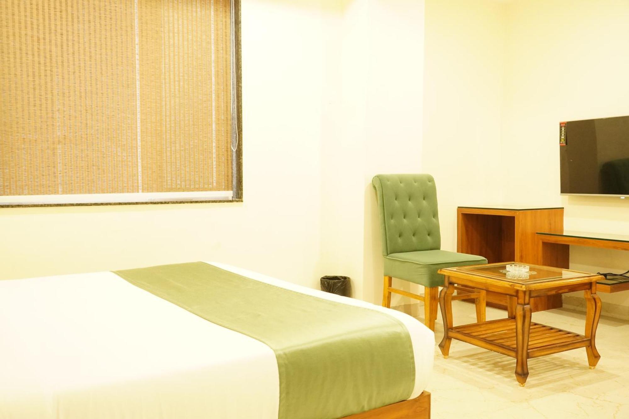 Hotel Eleven Heights Bhopal Exteriör bild