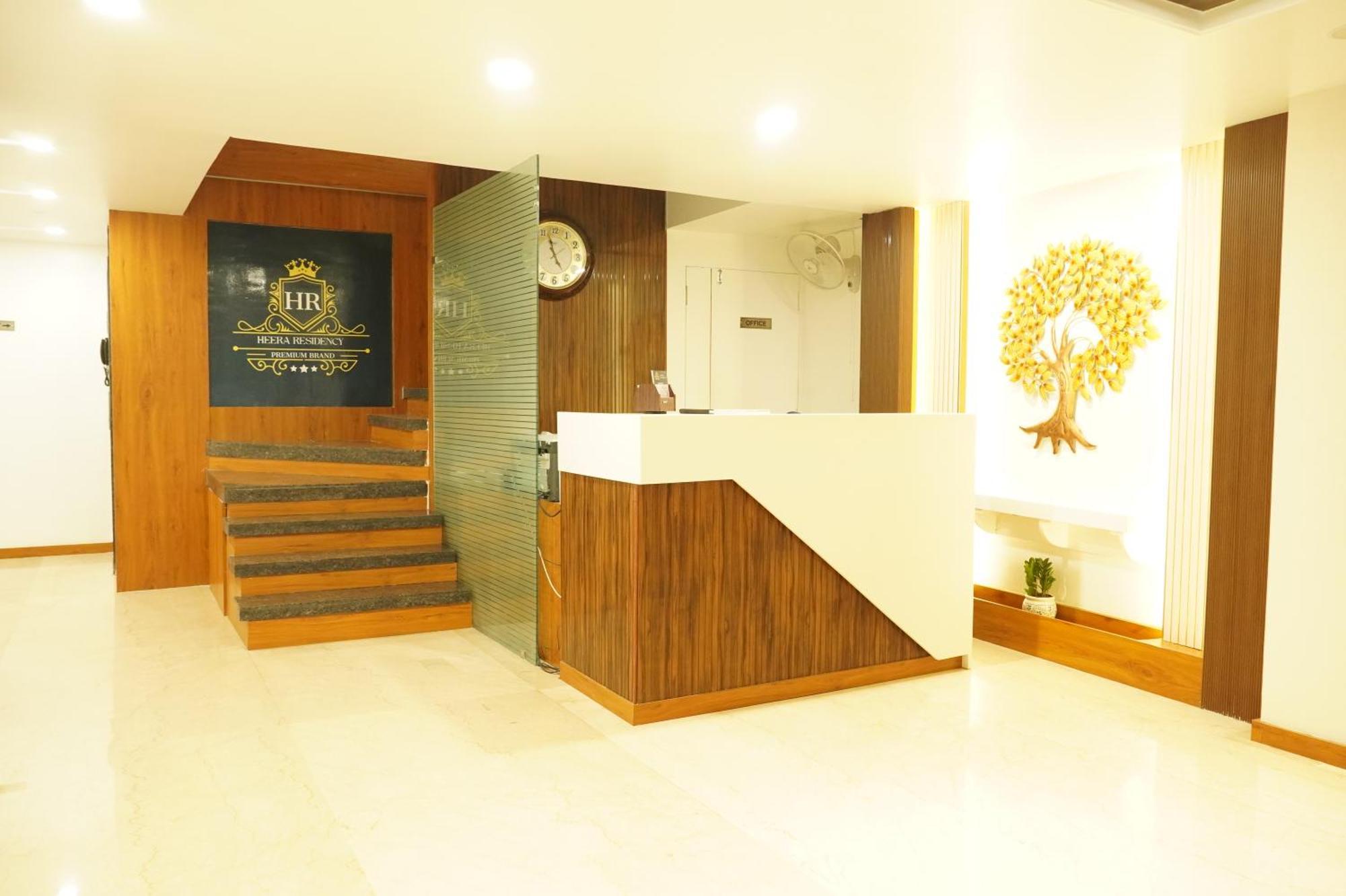 Hotel Eleven Heights Bhopal Exteriör bild
