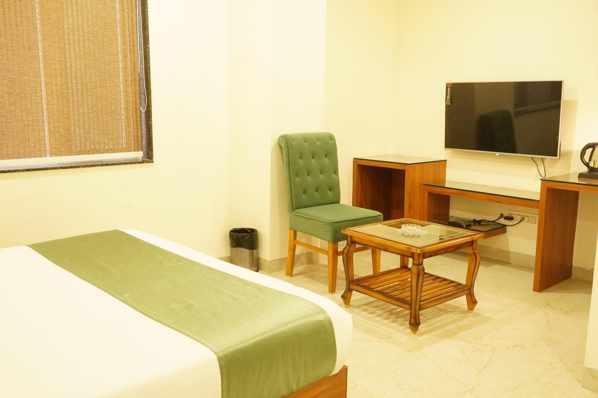 Hotel Eleven Heights Bhopal Exteriör bild