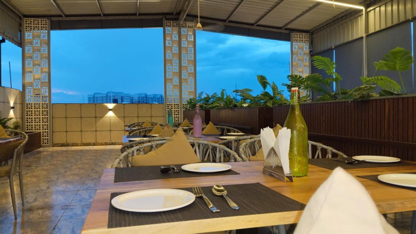 Hotel Eleven Heights Bhopal Exteriör bild