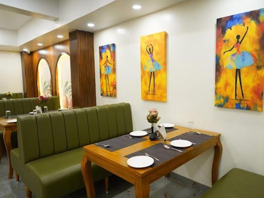 Hotel Eleven Heights Bhopal Exteriör bild